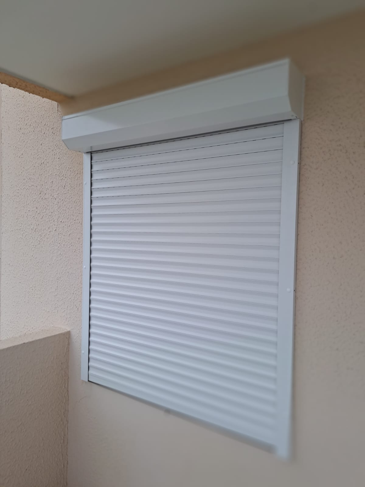 réalisation sur mesure volet roulant dans de nombreux coloris, électrification